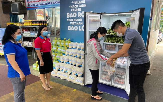 Mô hình “tủ lạnh Thạch Sanh” giúp đỡ các hộ dân khó khăn vượt qua đại dịch